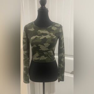 Lululemon green camo print long sleeve top Size Small